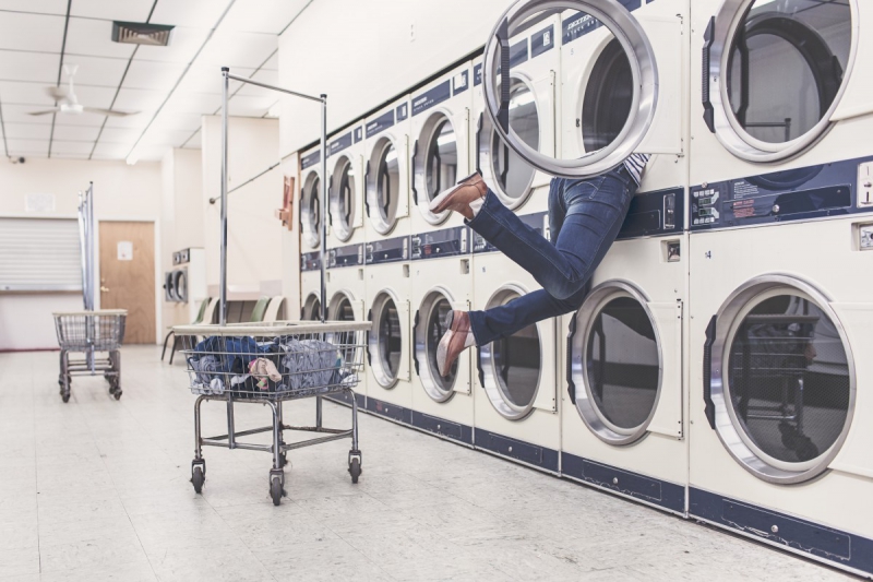 magasin-LES SALLES SUR VERDON-min_laundry_washing_machines_housewife_household_laundry_shop_woman_funny_accident-946996